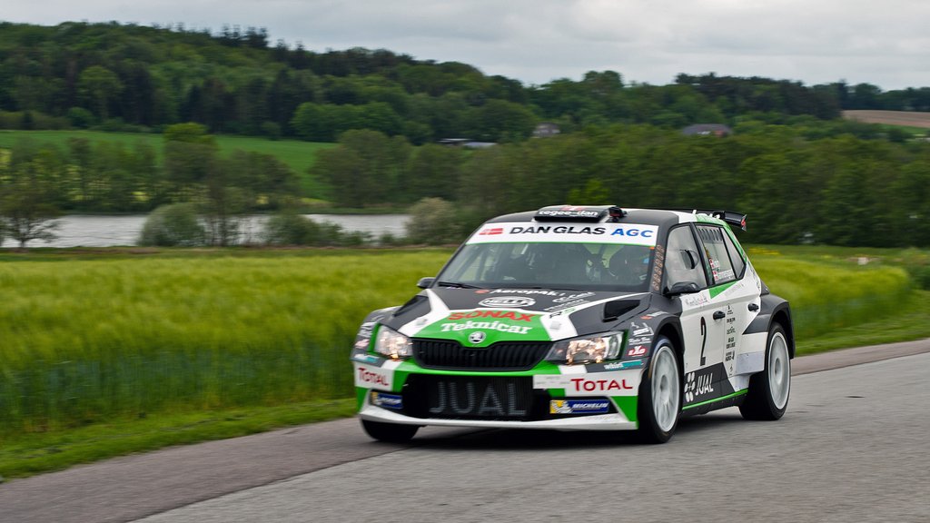 Den regerende Danmarksmester i Rally, Ib Kragh, med Ditte Kammersgaard i co-driversædet i den nye Skoda Fabia R5, fik i anden afdeling af DM hård konkurrence af brødrene Poulsen i hver sin Skoda Fabia R5
(Foto: rallypics.dk – Viggo Johansen)
